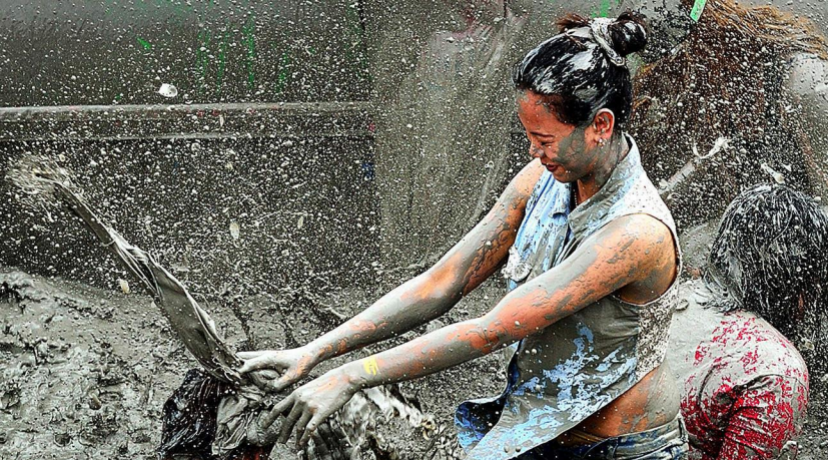 印度的泼粪节遇到日本一个节日口味一样重啊