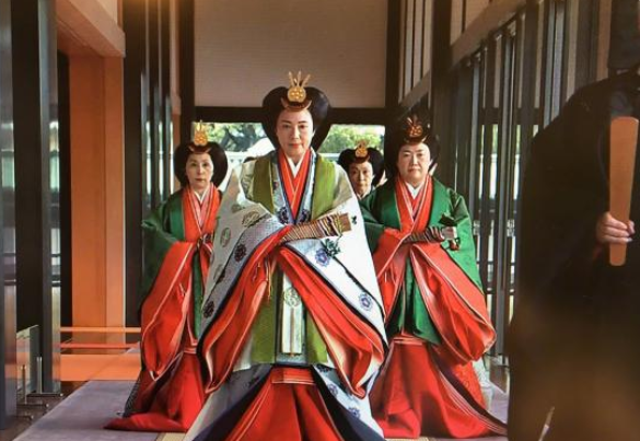 雅子涂着煞白的脸,头顶大垂发,拖着一身沉重的服饰,缓步而来.