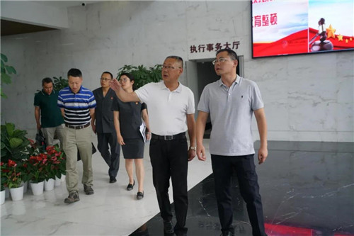 杨洪坤参观了法院安检大厅,诉讼服务中心,五华区诉前