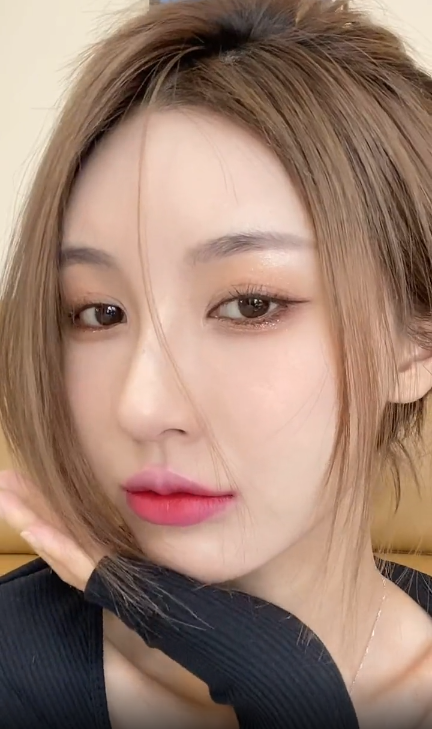 美女网红贝拉酱晒纯素颜视频肤色暗沉黑眼圈严重网红