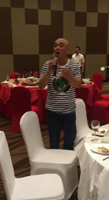 戏霸陶泽如与友聚餐脸红高歌好卖力和妻子是同学40岁才生女儿