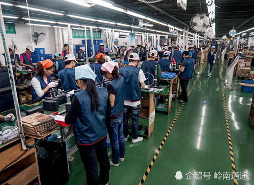 为什么现在很多人,宁愿在工厂上班,也不愿意回去做个小生意呢?_腾讯新