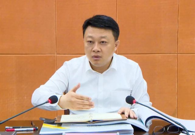 县委书记苏伟,县委副书记,县长薛永,副县长王亚东出席会议.