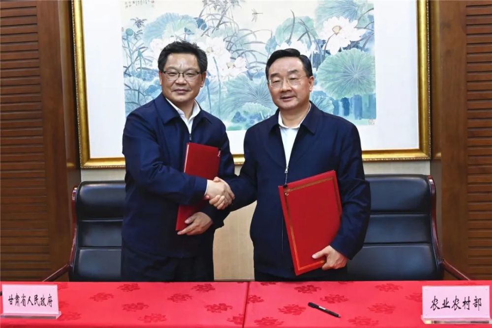 甘肃原省长唐仁健,与现省长任振鹤罕见同框,为了甘肃署合作框架协议