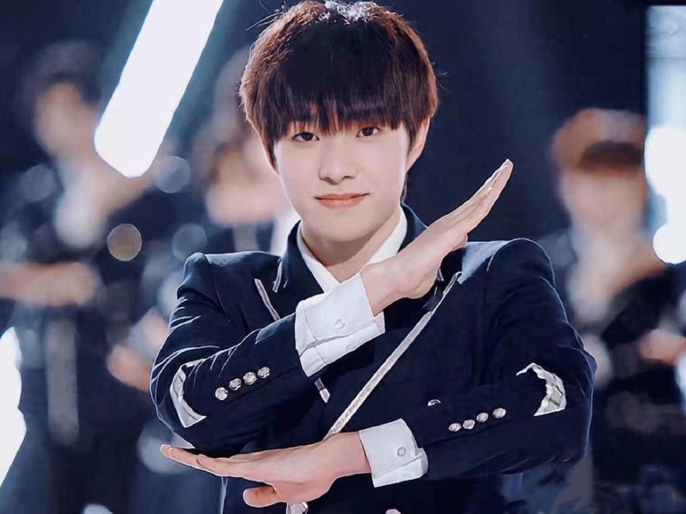 土豪人设不倒?创4张欣尧被曝见面会送粉丝电脑,网友反应太真实