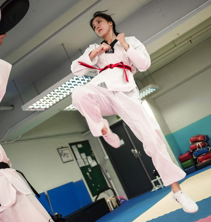 考获跆拳道黑带,高难度动作难不倒她!