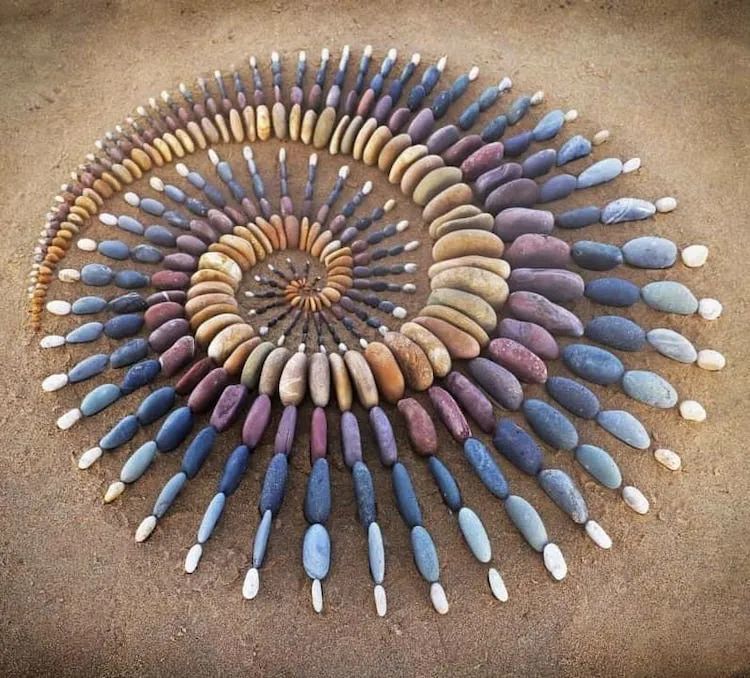 大地艺术家再次现身他不拼图案改用石头画肖像了