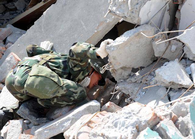 512汶川地震救灾英雄那个跪地哭喊再救一个的19岁消防战士