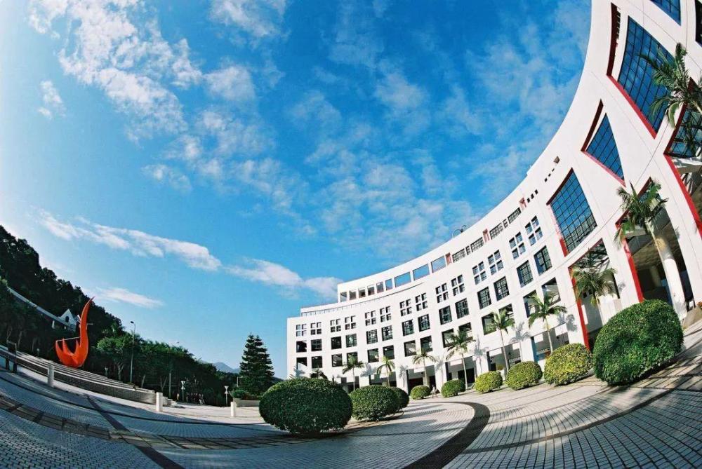在这些年虽然广州地区的顶级高校中山大学也在深圳建设了校区,而广州