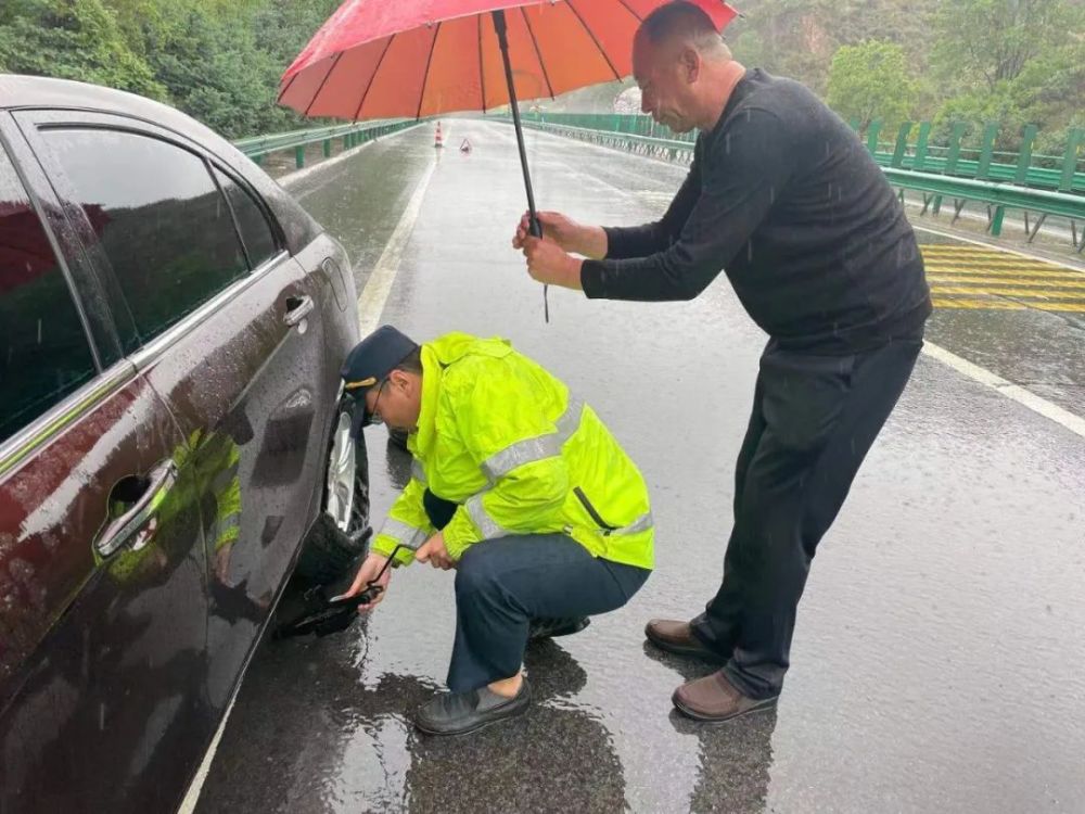 我为群众办实事吴靖高速风雨中送司乘安全出行