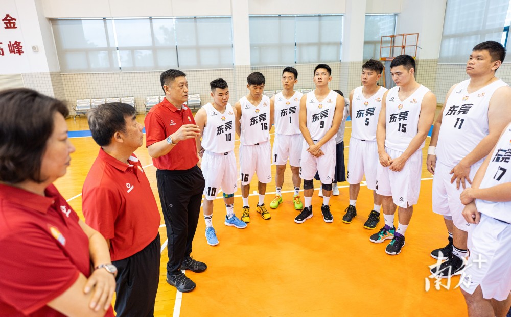 据悉,今年东莞队继续由广东宏远队的助理教练王怀玉担任主教练,助理