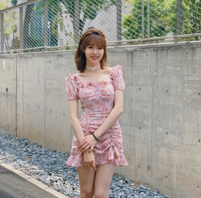 吴迪 篮球美女主播吴迪晒照，充满青春气，粉嫩可爱！球迷：初恋的感觉