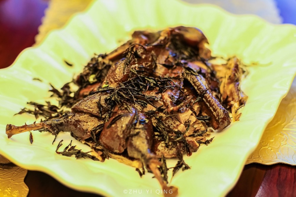 江西一家用茶叶做菜的餐厅每道菜都有茶叶旁边就是茶田