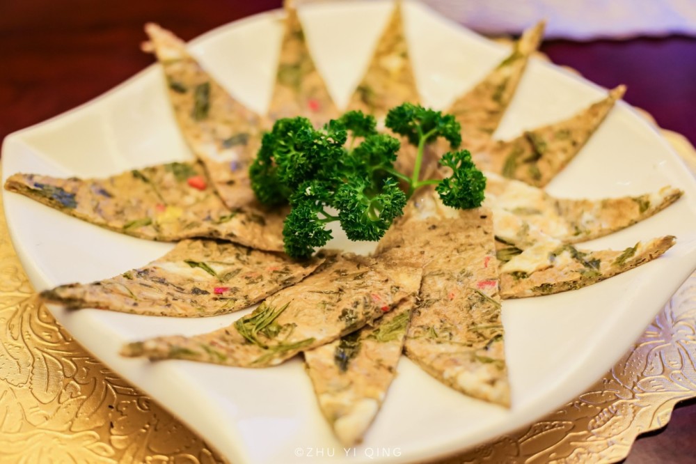 还有红茶烧土猪肉,茶叶香煎蛋,茶油煎豆腐……等将茶叶作为配料的菜肴