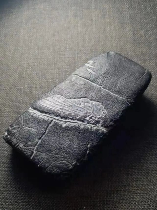 4cm铭文:弘孝制赏析:亿万年水流的冲击,原石原皮原底,石头纹路斑驳