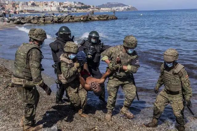 超过5000名偷渡客从摩洛哥渡海,涌入西班牙北非飞地休达,全天累计更是