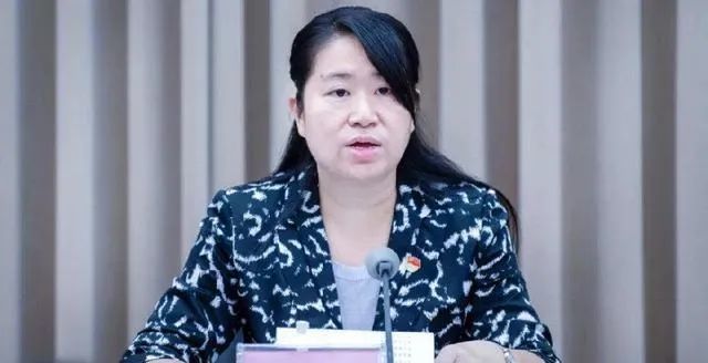 此前,雅安市委常委会召开(扩大)会议,传达四川省委决定:彭映梅同志任