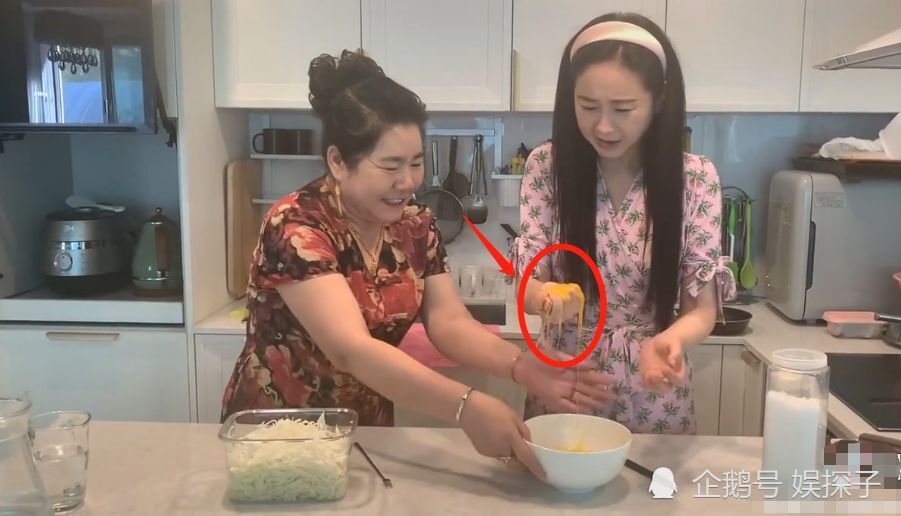 近日,咸素媛跟婆婆录制了一段视频,咸素媛还说自己今天来做饭,意思让