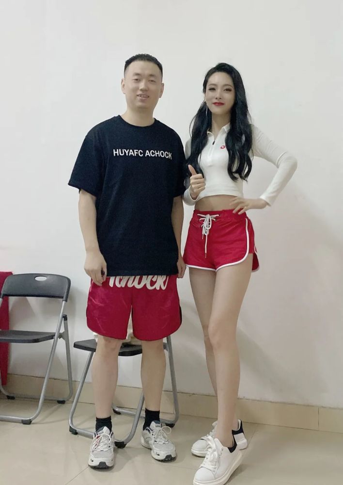 武林宝贝梦晴,就在那天雨中举牌,竭力保持优雅状态,传递健康之美.