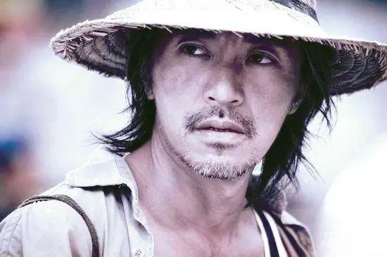 作为一代喜剧之王,他的无厘头搞笑喜剧风格自成一派,曾多次创下了香港