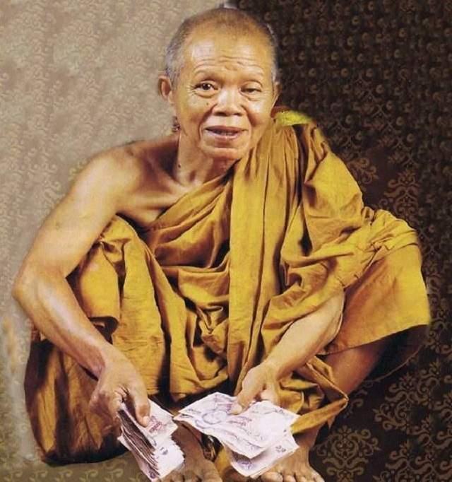 泰国高僧龙婆坤一生捐款60亿泰铢活了92岁送葬队伍长16公里