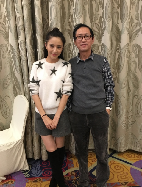 佟丽娅的爸爸佟吉生是个很传统的人,在女儿结婚之前,就曾教育她要好好