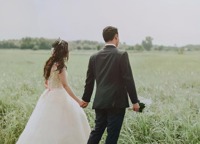 30岁坐拥5百亿资产,却嫁给湖南"穷小子",丈夫比自己年轻5岁