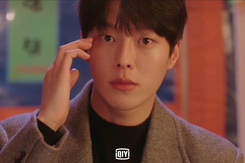 张基龙戏里超严肃戏外嘴甜金手指撩妹一把罩