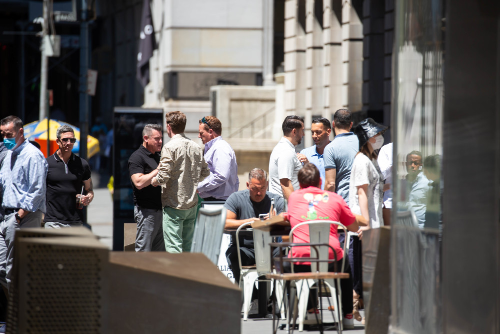 5月19日,人们在美国纽约街头聚集聊天.新华社发(郭克摄)
