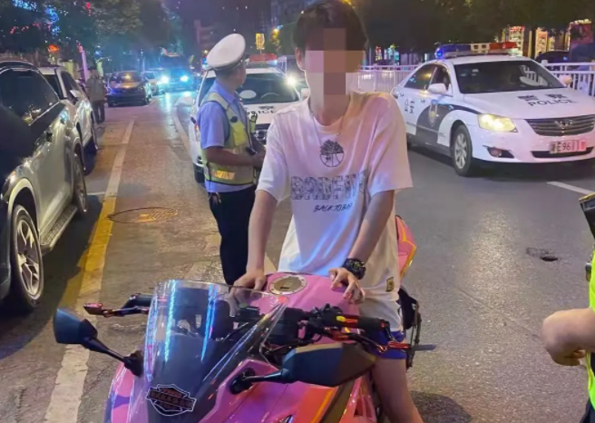 邵阳多名少年骑鬼火车深夜炸街街坊苦不堪言