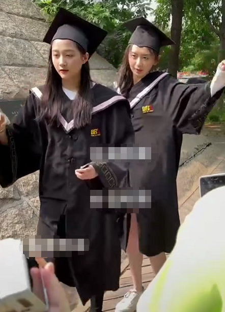 关晓彤现身北电补拍毕业照穿学士服造型超漂亮青春活力十足