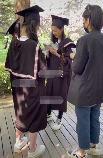 关晓彤现身北电补拍毕业照穿学士服造型超漂亮青春活力十足