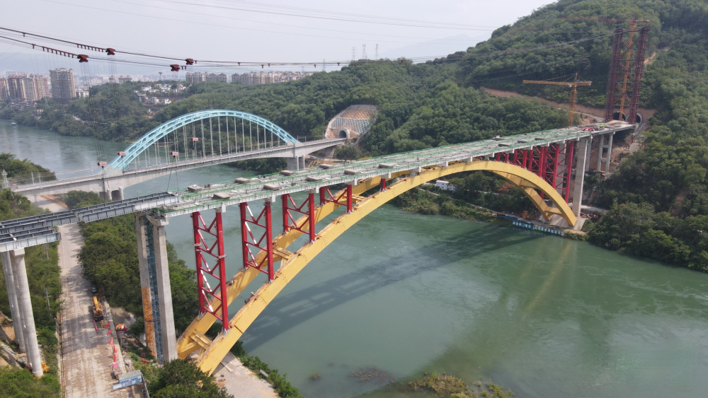 景海高速曼回1号隧道是一座分岔式隧道,隧道所在区域位于曼各褶断束及