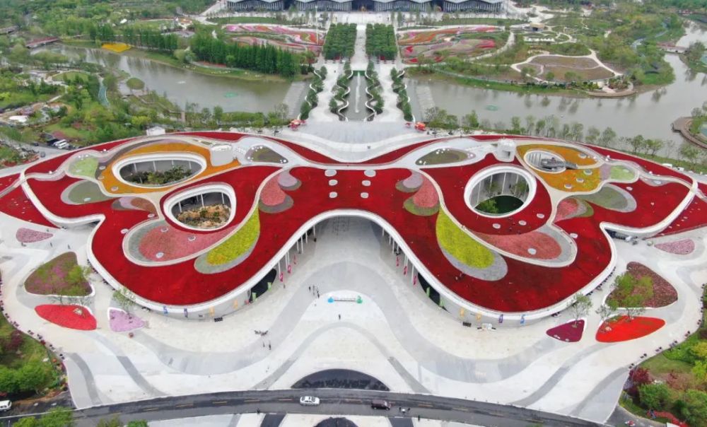 沿着花博主轴往前走,可以来到本届花博会的六大展馆之一"世纪馆",因其