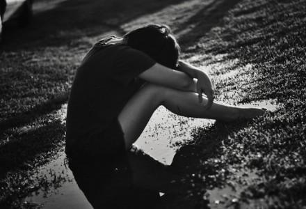 10,在这个世界上别太依赖任何人,因为当你在黑暗中挣扎的时候,连你的