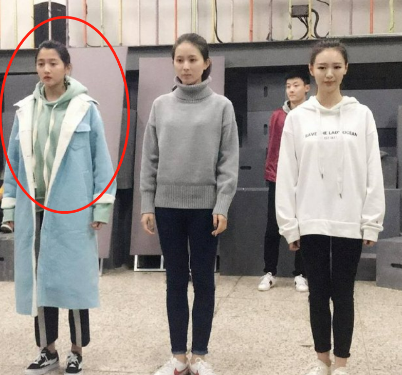 不少同学们,都经常能够在校园中偶遇关晓彤上课的身影,除了偶尔背着