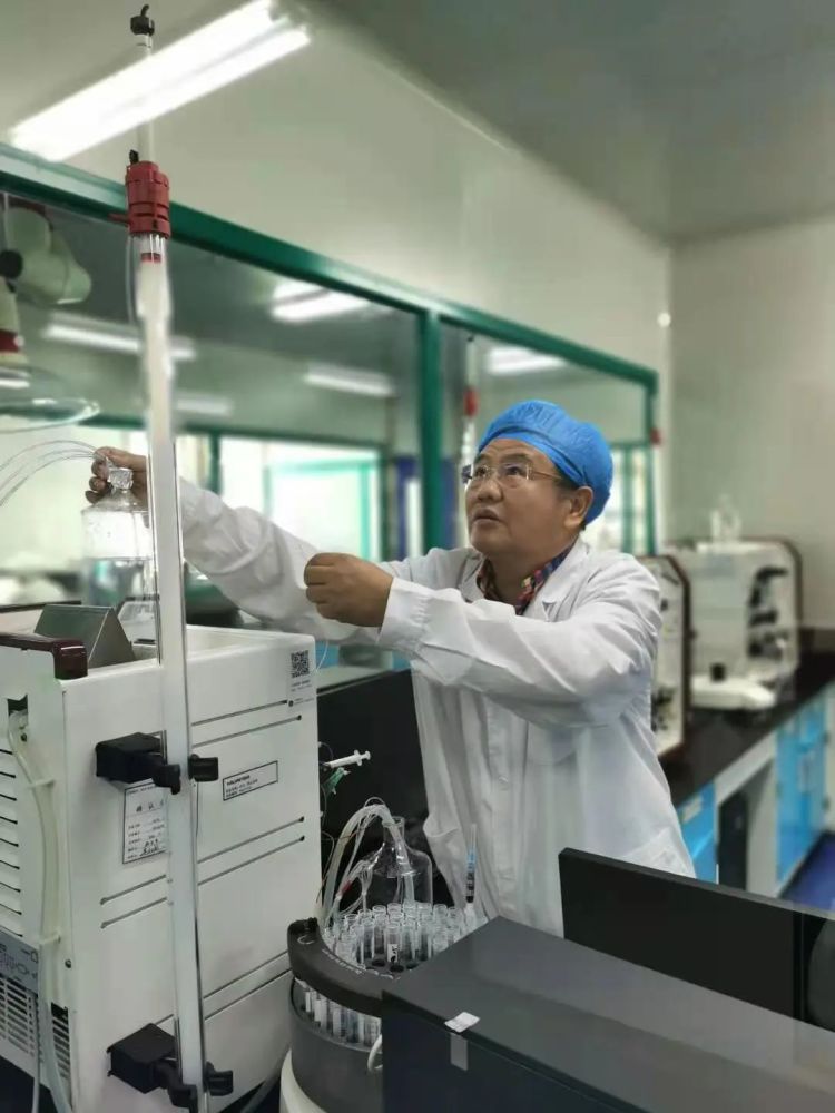 年,年届不惑的黄镇放下"铁饭碗"加盟云南沃森生物技术股份有限公司