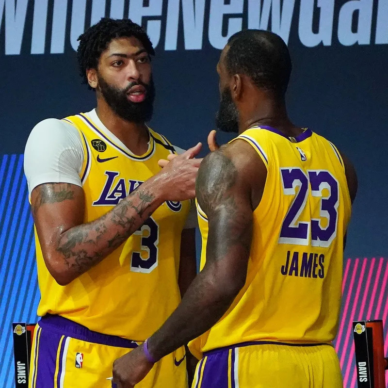 nba 正在NBA直播：湖人vs勇士 湖人半场落后13分！库里压哨半场三分！