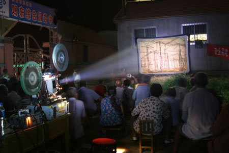 上世纪60-70年代,一群贵州电影人在一线忙碌地工作着,他们扛着放映机