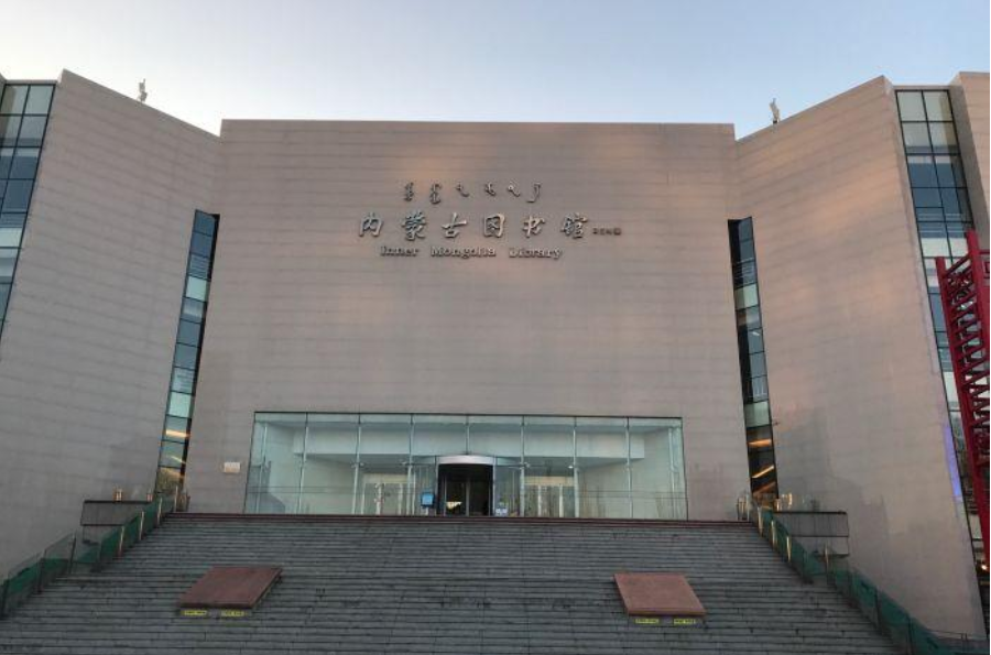 1981年进入赤峰市图书馆工作,两年后到内蒙古大学图书情报管理专业
