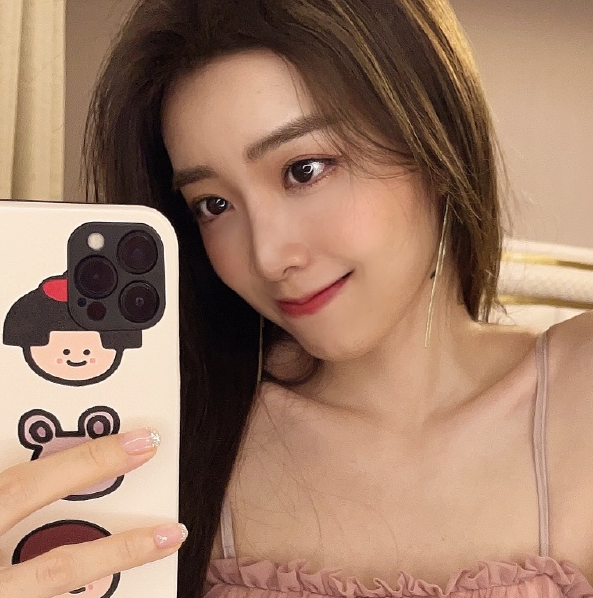 余霜素颜出镜太会玩本人霸气回应无所谓掉粉有实力就是不一样