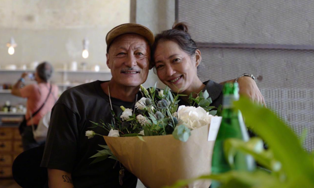 余文乐晒和老婆老年妆造型五官仍精致好看相互依偎搭肩好恩爱