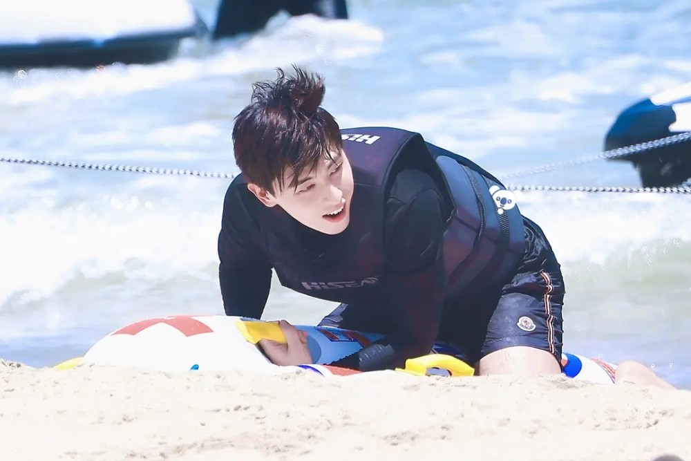 邓伦现身海边录节目穿泳衣凸显好身材与小男孩互动有奶爸气质