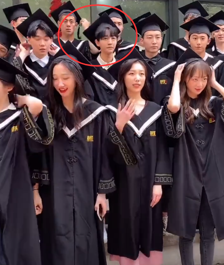 王俊凯回北电,和同学有说有笑,遇到老师却一脸乖巧,生图"明星相" 优越