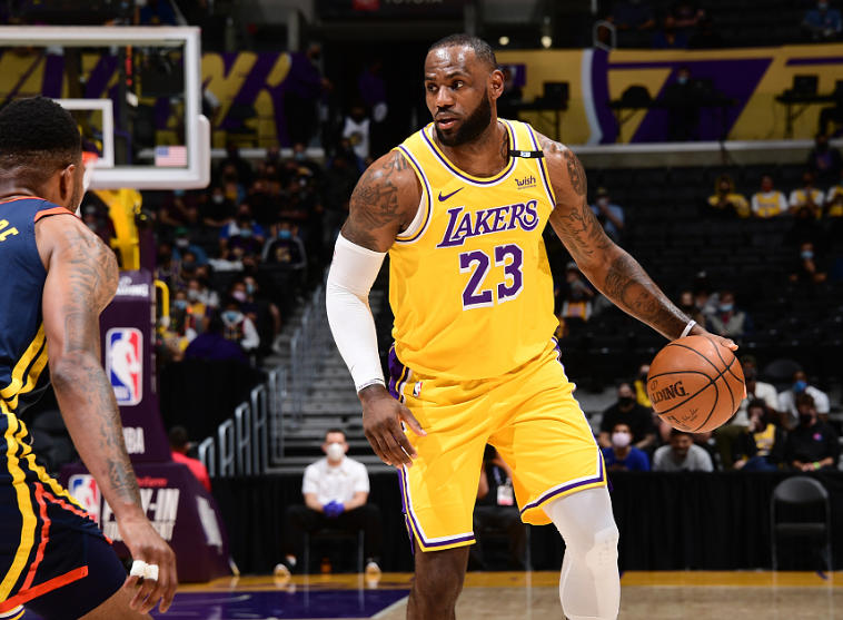 nba 詹皇1.6秒逆天三分绝杀勇士，下半场16＋4＋6觉醒，三双剑指黑7夺冠