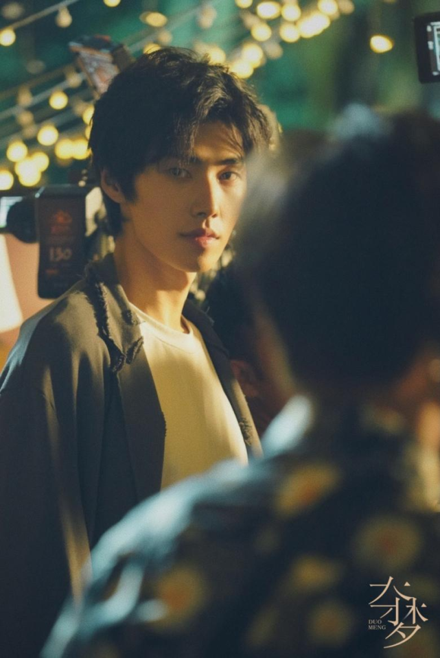 该剧讲述了余皓莫名陷入到梦境当中,遇到了可以在梦境穿梭的周昇,两人