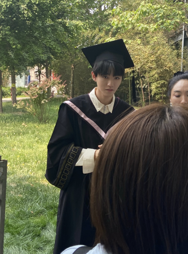 王俊凯拍毕业照稳居c位在北电金字塔上扔学士帽下滑离开遭幽默调侃