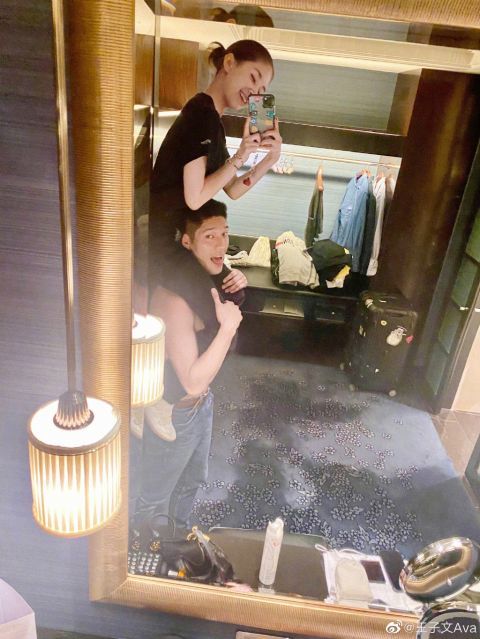 王子文骑赤裸上身吴永恩脖子上自拍 腿和男友胳膊一般粗