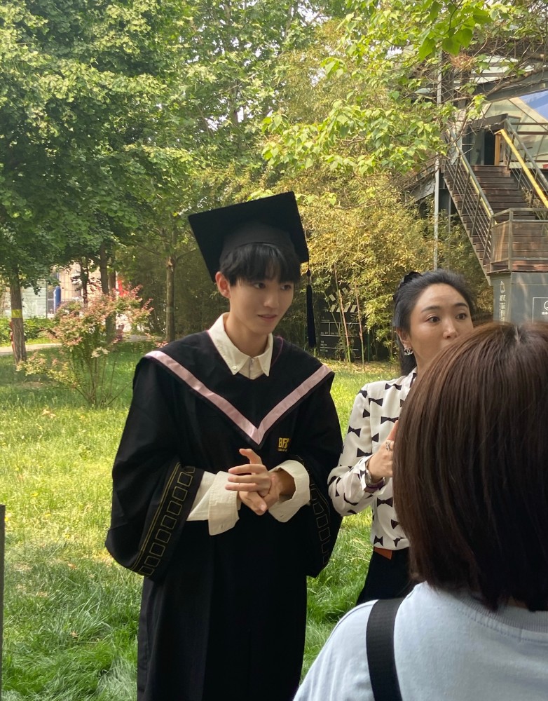王俊凯毕业毕业照图片