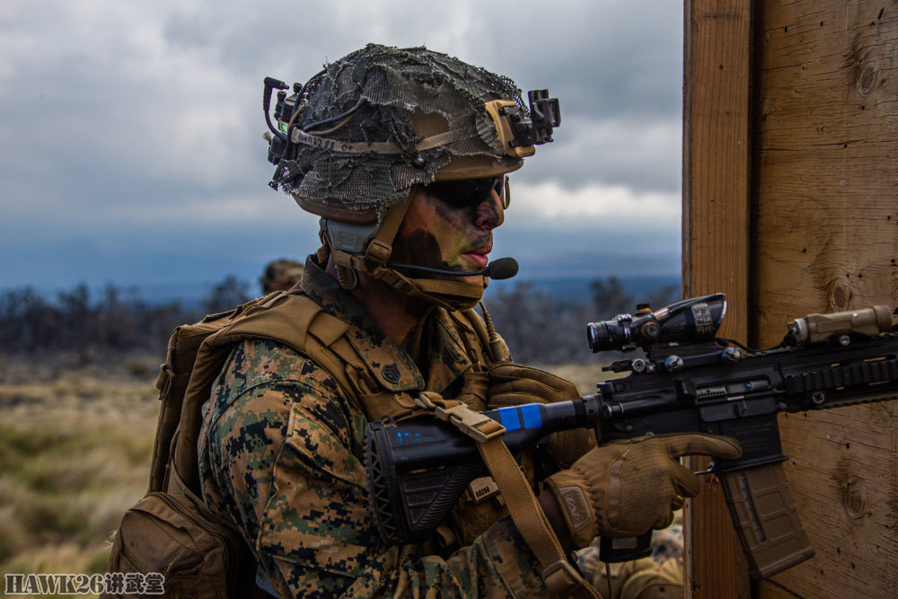 依旧是acog瞄准镜,部分海军陆战队员使用了kac消音器.